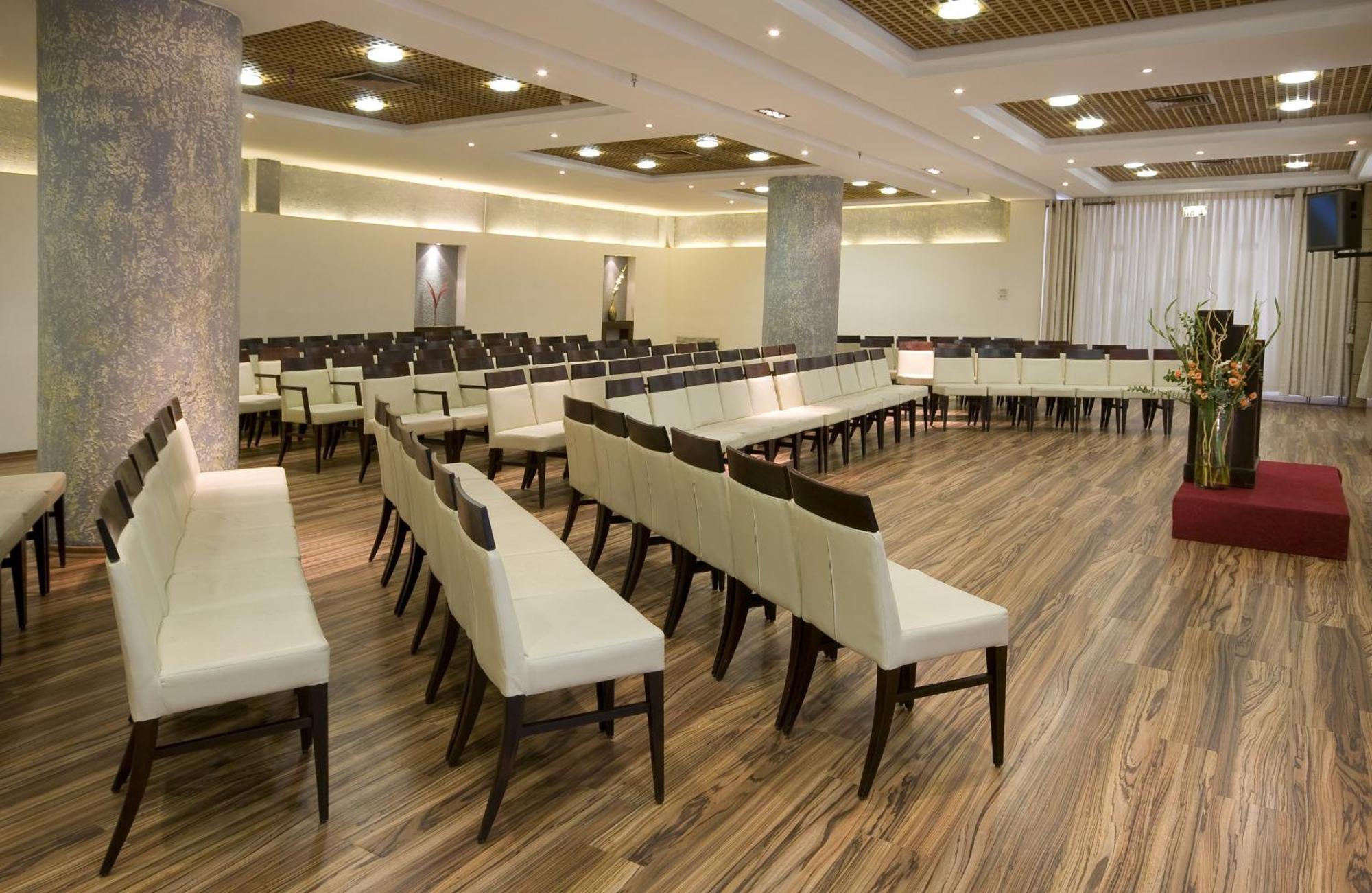 Arena Hotel By The Beach Bat Yam Exterior photo