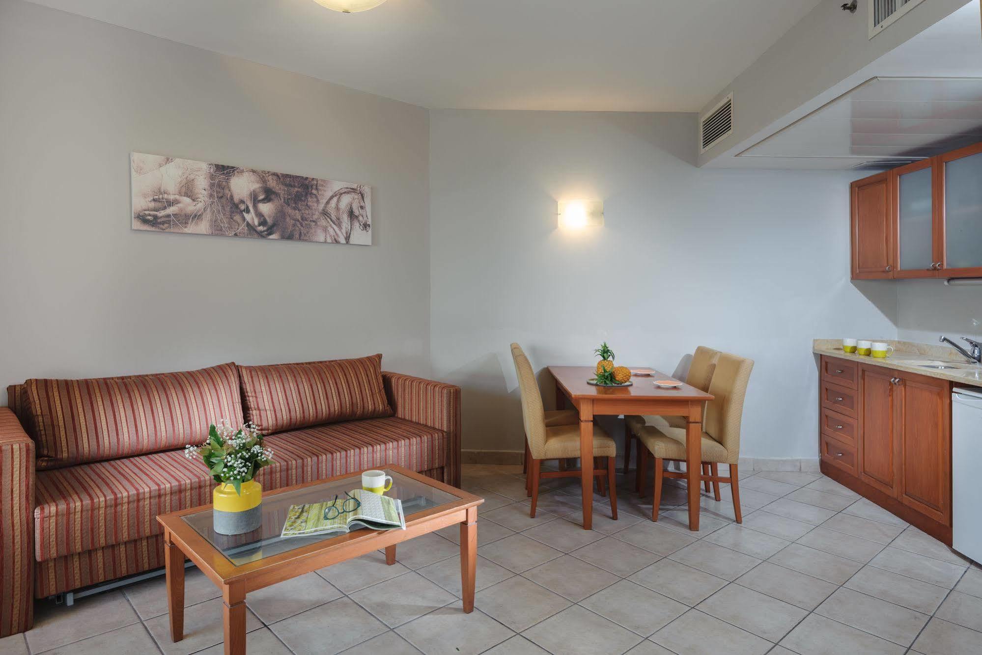 Arena Hotel By The Beach Bat Yam Exterior photo